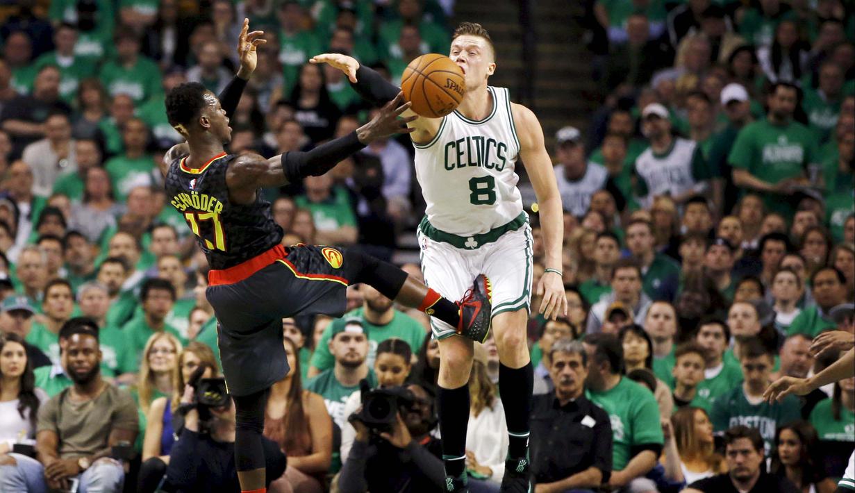 Pemain Atlanta Hawks, Dennis Schroder (17), berduel dengan pemain Boston Celtics, Jonas Jerebko (8), pada laga play off NBA di TD Garden, Sabtu (23/4/2016) WIB. (Reuters/David Butler II-USA TODAY Sports)