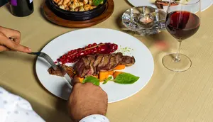 Cara Makan Steak Menggunakan Pisau dan Garpu yang Benar dan Elegan