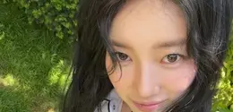 Make-up pinkish Suzy yang bikin penampilan punya vibe adem. (instagram.com/skuukzky)
