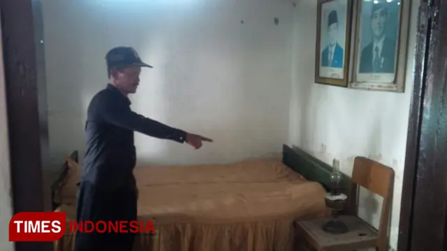 Tempat tidur yang pernah dipakai mantan Presiden Soeharto, saat singgah di Desa Tapanrejo, Kecamatan Muncar, Banyuwangi. (FOTO: Syamsul Arifin/ TIMES Indonesia (timesindonesia.co.id)