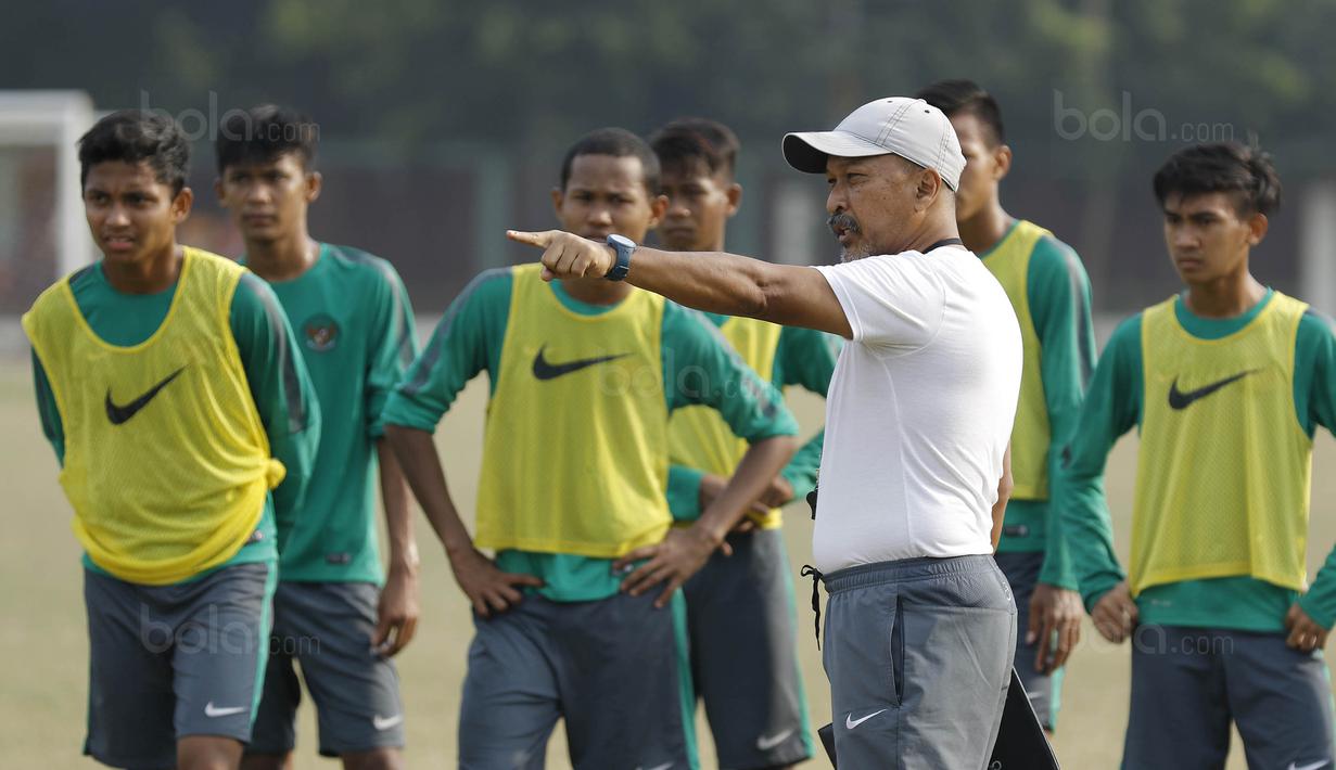 Pelatih Timnas Indonesia U-16, Fachri Husaini, memberikan arahan kepada anak asuhnya saat latihan di Lapangan Atang Sutresna, Selasa (12/9/2017). Latihan tersebut untuk persiapan kualifikasi Piala Asia U-16 di Thailand. (Bola.com/M Iqbal Ichsan)