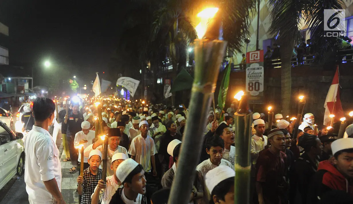 Suasana saat ratusan umat Islam dari bebagai elemen menggelar pawai obor di Empang, Bogor, Jawa Barat, Senin (14/5). Pawai  dilakukan menyambut 1 Ramadan 1439 H dan mengajak umat muslim menjalankan puasa satu bulan penuh. (Merdeka.com/Arie Basuki)