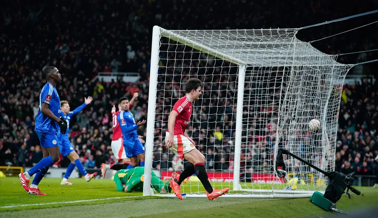 Dari berbagai sudut kamera, bek tengah Setan Merah itu terlihat berada dalam posisi offside. Meski begitu, gol tetap disahkan karena tidak ada intervensi VAR. (AP Photo/Dave Thompson)