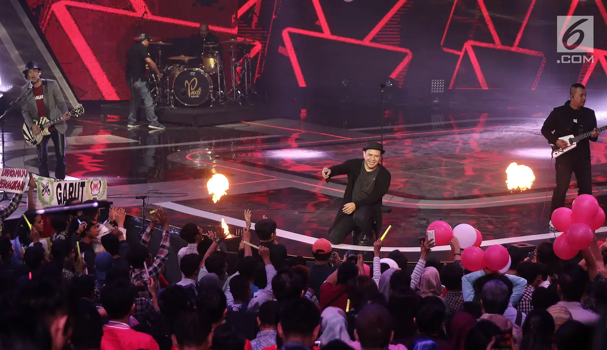 Aksi panggung grup band Padi Reborn dalam acara Badai Uang Ratusan Miliar yang dipersembahkan oleh Bukalapak di Jakarta, Kamis (26/7). (Liputan6.com/Herman Zakharia)