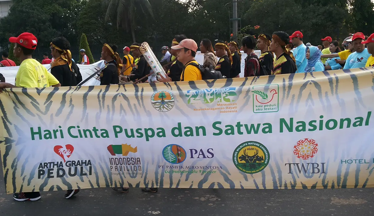 Kementerian LKH bersama sejumlah perusahaan yang peduli terhadap kelestarian lingkungan melakukan aksi jalan santai di kawasan Bundaran HI, Minggu (15/11/2015). Aksi ini untuk merayakan Hari Cinta Puspa dan Satwa Nasional 2015. (Media center AGP-AGN)