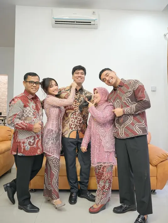 Riasan makeup flawless bernuansa pink yang romantis, serta tatanan rambut updo dengan poni khas, semakin menyempurnakan penampilan Fuji.  [IG:@fuji_an].