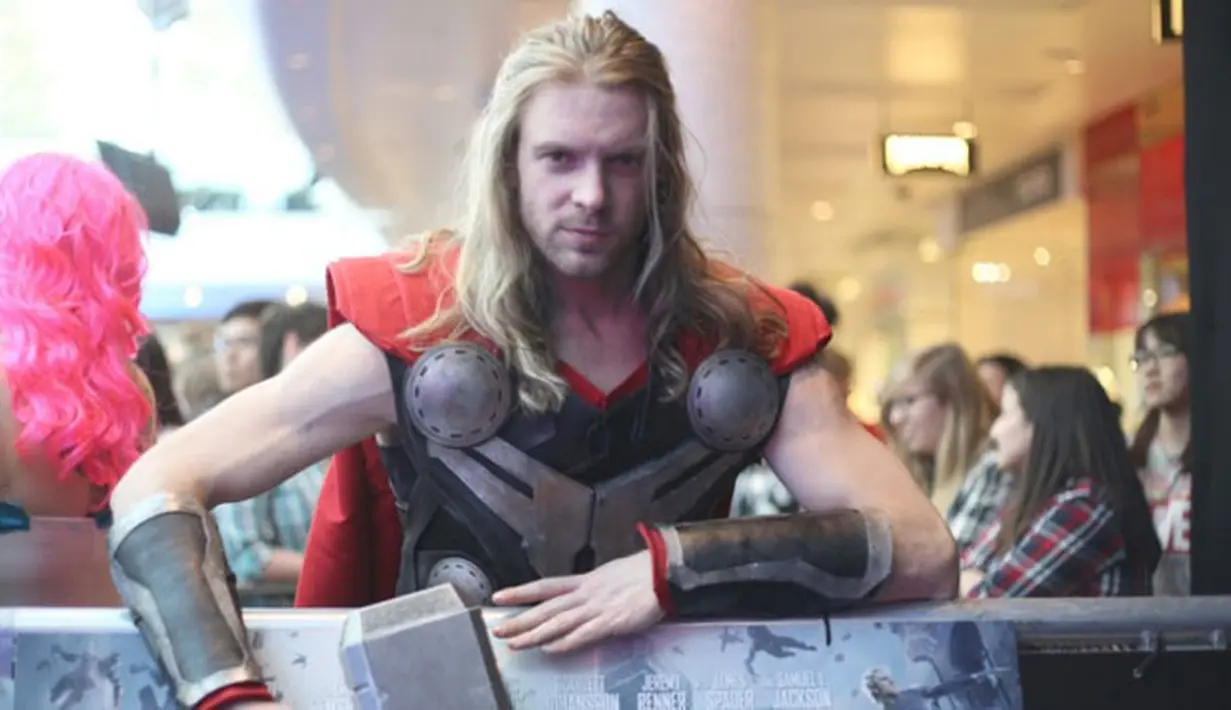 Kira-kira orang ini sudah mirip dengan Chris Hemsworth belum? (via theguardian.com)