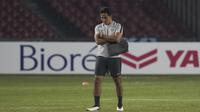 Pelatih Timnas Indonesia, Bima Sakti, bersiap memimpin latihan di SUGBK, Jakarta, Senin (12/11). Latihan ini persiapan jelang laga Piala AFF 2018 melawan Timor Leste. (Bola.com/Vitalis Yogi Trisna)