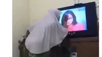 Viral Video Emak-Emak Terbawa Emosi Saat Nonton Sinetron, Sampai Pukul TV