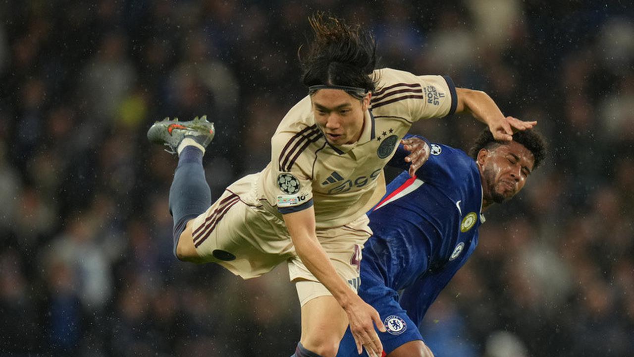 Pemain Chelsea, Andrey Santos, melanggar pemain Ajax, Ko Itakura