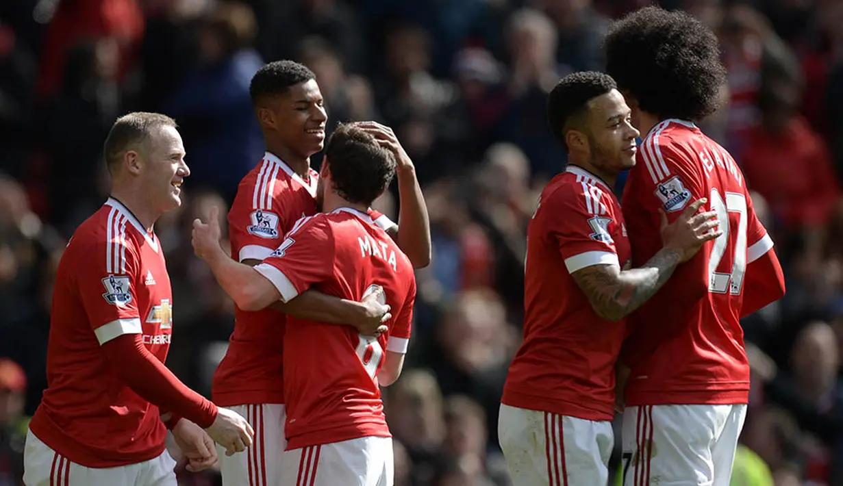 Para pemain MU merayakan gol yang dicetak Marcus Rashford ke gawang Aston Villa pada laga Liga Inggris di Stadion Old Trafford, Manchester, Sabtu (16/4/2016). MU menang 1-0 atas Aston Villa. (AFP/Oli Scarff)