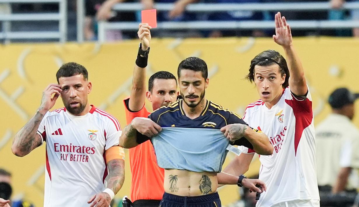 Pemain Boca Juniors, Nicolas Figal, mendapat kartu merah saat melawan Benfica pada laga Grup C Piala Dunia Antarklub 2025 di Stadion di Hard Rock, Miami, Selasa (17/6/2025). (AP Photo/Rebecca Blackwell)