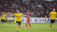 Striker Ceres-Negros, Bienvenido Maranon, merayakan gol yang diciptakannya ke gawang Persija Jakarta dalam laga Grup G Piala AFC 2019 di Stadion Utama Gelora Bung Karno, Senayan, Jakarta, Selasa (23/4/2019). Ceres-Negros menang 3-2 dalam laga ini. (Bola.com/Peksi Cahyo)