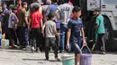 Kondisi tersebut menyebabkan warga di Jalur Gaza, Palestina, menghadapi krisis yang semakin meningkat dalam upaya mengakses air bersih. (Eyad BABA/AFP)