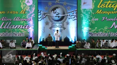 Presiden Jokowi (tengah) memberikan sambutan saat mengikuti Istighosah Nahdlatul Ulama (NU) di Masjid Istiqlal, Jakarta, Minggu (14/6). Istighosah tersebut diadakan untuk menyambut bulan Ramadan 1436 H. (Liputan6.com/Helmi Afandi)