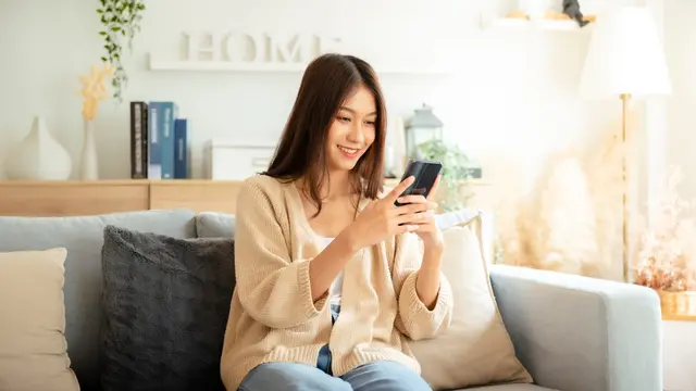 Perempuan membalas chat