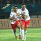 Penyerang Timnas Indonesia, Alberto Goncalves (kedua kiri) bersama Stefano Lilipaly merayakan gol ke gawang Laos pada penyisihan Grup A Sepak Bola Asian Games 2018 di Stadion Patriot Candrabhaga, Bekasi, Jumat (17/8). (Liputan6.com/Helmi Fithriansyah)