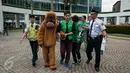 Petugas keamanan menghalau aktivis Greenpeace Indonesia, pewakilan Tim Cegah Api, dan Orangutan melakukan teatrikal saat aksi damai di kawasan kantor HSBC, kompleks World Trade Center (WTC) I, Jakarta, Kamis (9/2). (Liputan6.com/Gempur M Surya)