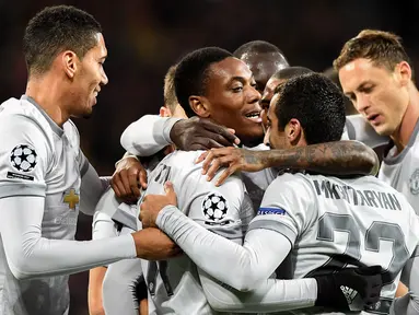 Para pemain Manchester United merayakan gol yang dicetak Henrikh Mkhitaryan ke gawang CSKA Moscow pada laga Liga Champions di Stadion VEB Arena, Moskow, Rabu (27/9/2017). CSKA kalah 1-4 dari MU. (AFP/Yuri Kadobnov)
