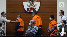Tiga tersangka suap terkait pengadaan barang dan jasa di Kabupaten Hulu Sungai Utara Kalimantan Selatan tahun 2021-2022 usai menjalani rilis penahanan di Gedung KPK Jakarta, Kamis (16/9/2021). Ketiganya terkena OTT KPK berikut barang bukti uang Rp 345 juta. (Liputan6.com/Hemi Fithriansyah)