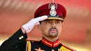 Putra Mahkota Brunei Al - Muhtadee Billah memberi hormat saat perayaan ulang tahun ayahnya yang ke-69 di Istana Nurul Iman, Sabtu (15/8/2015). Perayaan itu sempat ditunda dari 15 Juli menjadi 15 Agustus karena bulan Ramadan. (REUTERS/Ahim Rani)