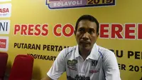 Pelatih tim putri Jakarta Pertamina Energi, M Ansori, merayakan kemenangan pada laga pembuka Proliga 2019. (Liputan6.com/Switzy Sabandar)