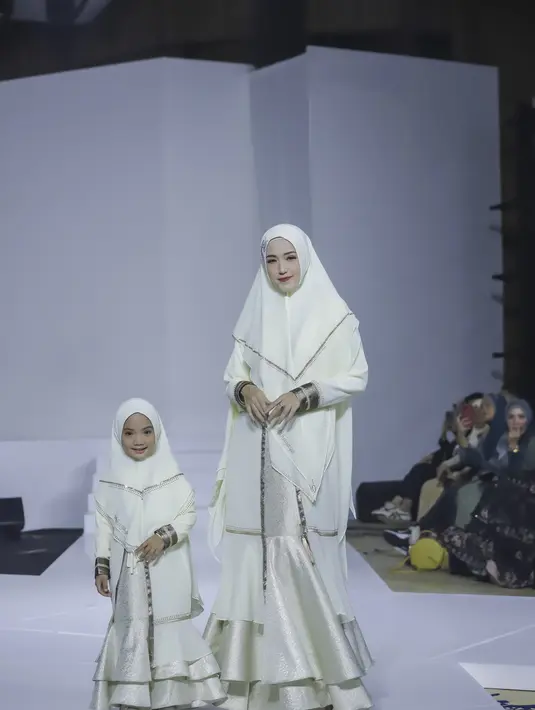 Mahagaya Premium mengusung konsep feminin dan glamor dengan warna putih, hitam, dan nude. [@JFT2023]