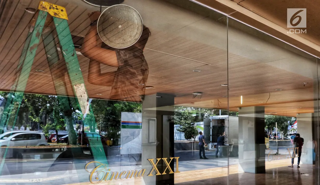 Pekerja memindahkan barang di bioskop XXI Taman Ismail Marzuki (TIM) yang per 19 Agustus 2019 sudah tidak beroperasi lagi, Jakarta, Selasa (20/8/2019). Berhentinya operasional bioskop ini disebabkan masa kontrak yang tak diperpanjang oleh pemprov DKI sebagai pengelola TIM. (Liputan6.com/Johan Tallo)