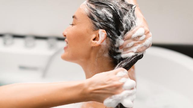 Tips Memilih Shampo Sesuai dengan Jenis dan Masalah Rambut Rontok, Biar Hasil Perawatan Makin Maksimal!