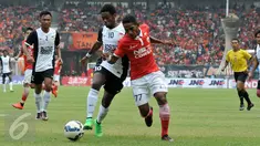 Pemain Persija Jakarta Pandi Lestaluhu berebut bola dengan Pemain PSM Makasar  Alex (kiri) dalam pertandingan Trofeo Persija di Stadion Utama Gelora Bung Karno, Senayan, Jakarta, (9/4). Persija menang adu pinalti dengan skor 4-1.(Liputan6.com/Johan Tallo)