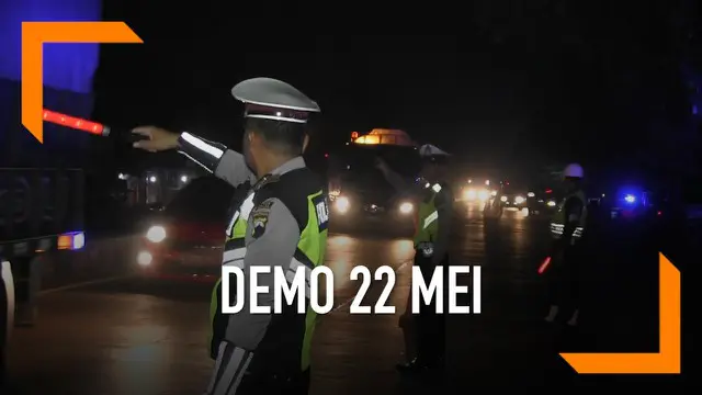 Jelang aksi demo 22 Mei yang akan digelar di Jakarta. Polisi menggelar razia di jalur Pantura, Tegal, Jawa Tengah. Petugas mencoba menyekat massa aksi dan mencari barang berbahaya.
