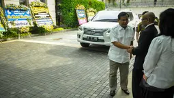 Ketua Umum Partai Gerindra, Prabowo Subianto saat tiba di Kedubes Singapura, Jakarta, Kamis (26/3/2015). Kedatangan Prabowo untuk menyampaikan belasungkawa atas wafatnya Mantan Perdana Menteri Singapura, Lee Kuan Yew.(Liputan6.com/Faizal Fanani)