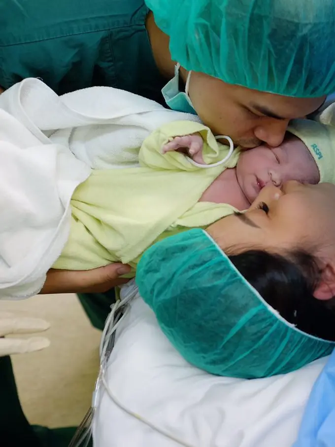 [Bintang] Chelsea Olivia, Glenn Alinskie, dan anak