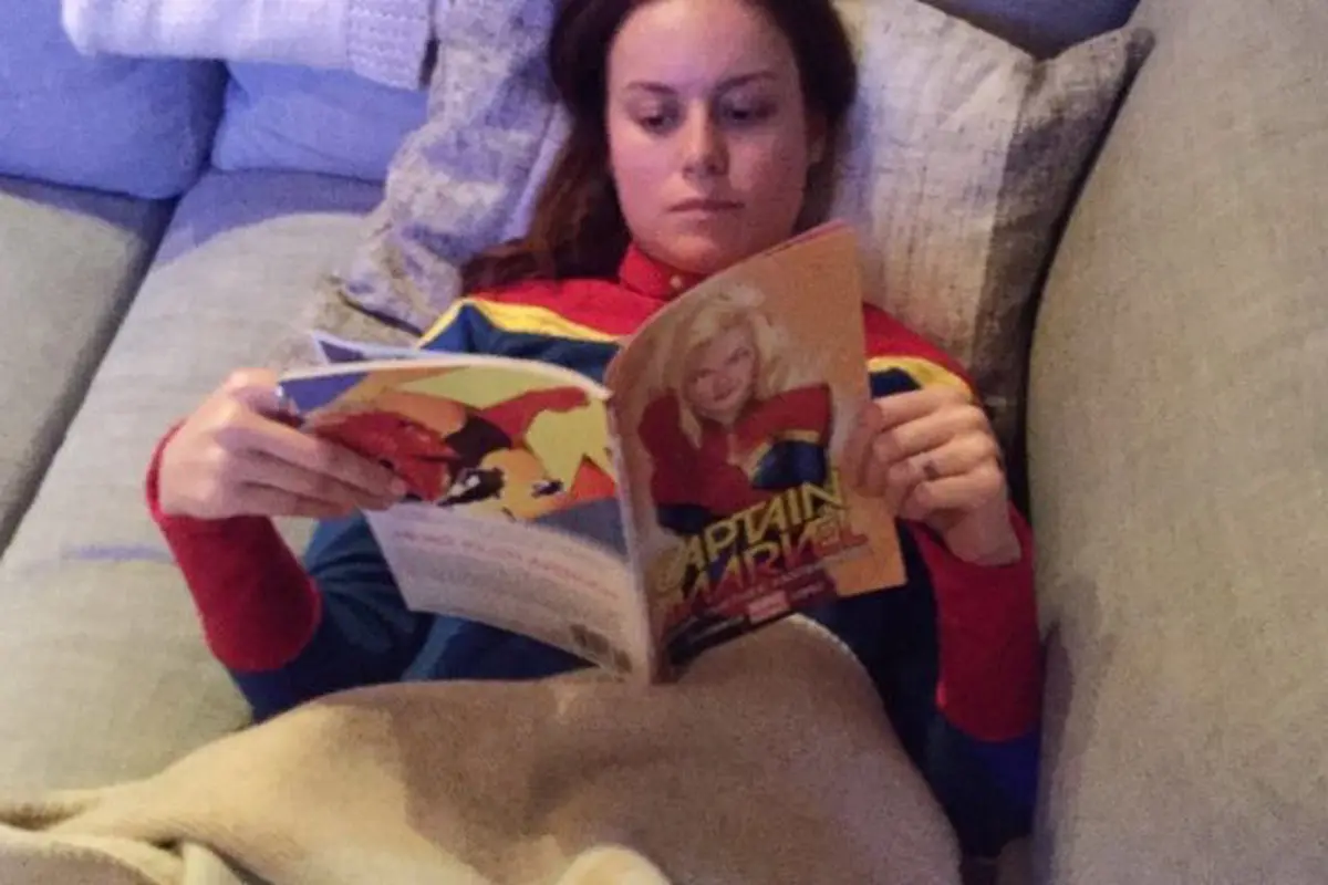 Brie Larson Bergaya ala Captain Marvel