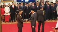 Presiden Joko Widodo melantik Idham Azis sebagai Kapolri di Istana Negara, Jumat (1/11/2019). (Liputan6.com/ Lizsa Egeham)