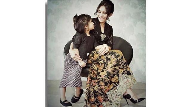 7 Gaya Ayu Ting Ting dan Bilqis Saat Pakai Baju Kembaran, Kompak Banget