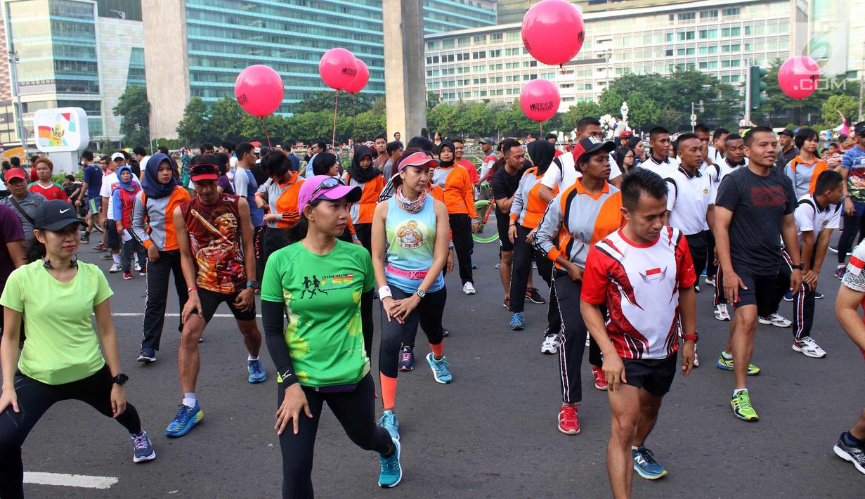 Peserta sosialisasi pelaksanaan Brimob run 2017 di Bundaran HI, Jakarta, Minggu (5/11). Brimob akan menggelar lomba lari dalam rangka memperingati HUT-nya ke-72, 3 Desember 2017 mendatang. (Liputan6.com/Angga Yuniar)