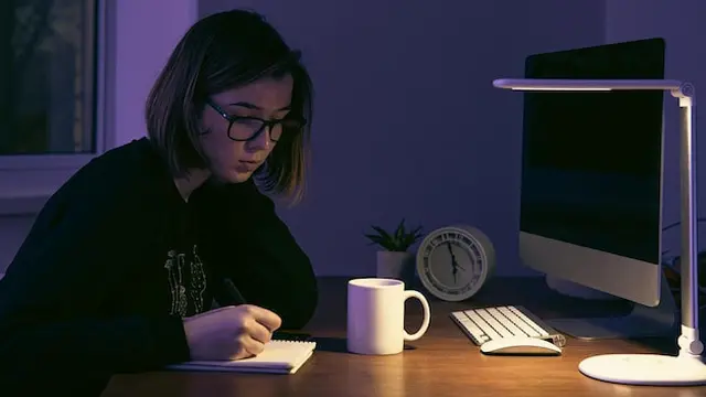 illustrasi wanita bekerja di malam hari