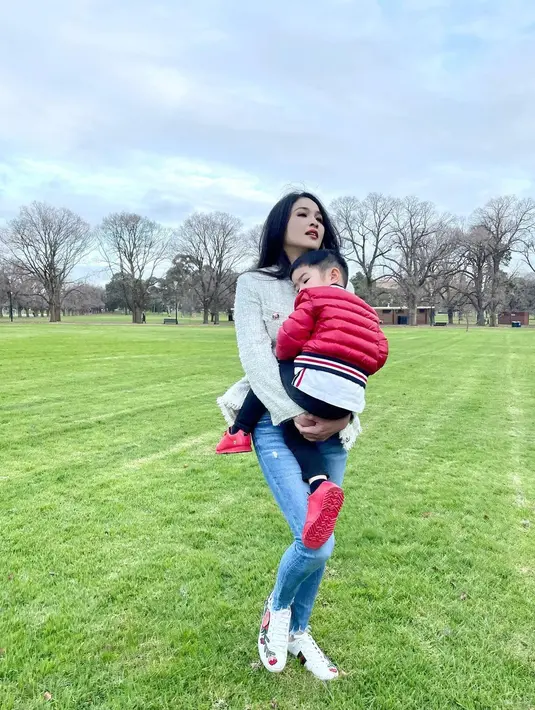 Gaya menggendong anak Sandra Dewi ini membuat Mikhael yang kini berusia 3 tahun menjadi nyaman. Meski terkadang terasa berat saat menggendong, namun Sandra Dewi bergembira dekat dengan putranya, terlebih bisa jadi alternatif membakar kalori. (Liputan6.com/IG/@sandradewi88).