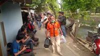 Densus 88 menemukan bahan kimia untuk membuat bom di rumah salah satu teroris Bandung, Selasa (15/8/2017). (Liputan6.com/Aditya Prakasa)