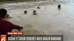 Setibanya di perahu karet, Tim SAR langsung melakukan pertolongan pertama dengan mengeluarkan air dari tubuh Imel.
