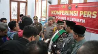 Pengikut aliran sesat Islam sejati bertobat. (Foto: Liputan6.com/Polres Kebumen/Muhamad Ridlo)