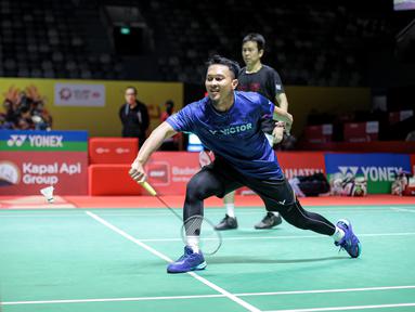 Pebulu tangkis Indonesia, Mohammad Ahsan berpasangan dengan Hendra Setiawan berusaha mengembalikan kok saat berlatih menjelang turnamen Indonesia Masters 2025 di Istora Senayan, Jakarta, Senin (20/01/2025). (Bola.com/Bagaskara Lazuardi)