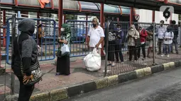 Aktivitas warga di kawasan Blok-M, Jakarta, Senin (14/3/2022). Menurut Jubir Pemerintah untuk Penanganan COVID-19 Reisa Broto Asmoro, peralihan pandemi ke endemi tak bisa lepas dari jumlah kasus harian dan angka kematian rendah serta tingkat keterisian RS. (Liputan6.com/Johan Tallo)