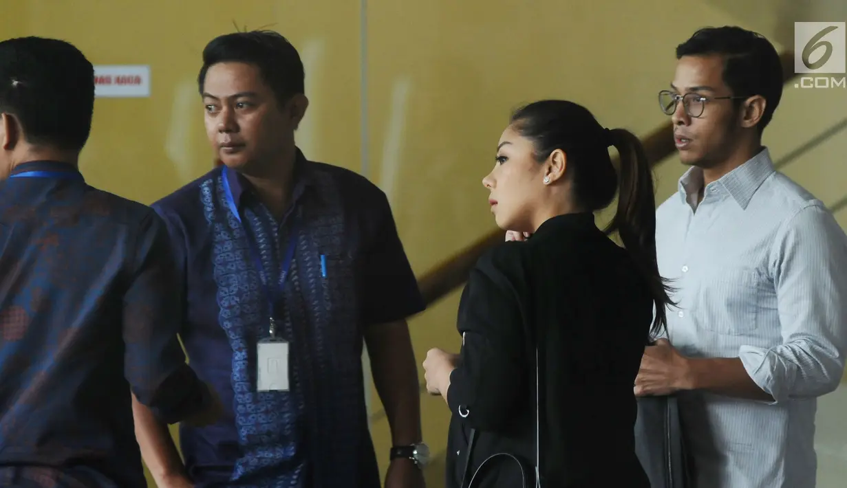 Anak tersangka dugaan korupsi e-KTP Setya Novanto, Dwina Michaella (ketiga kiri) bersama Rheza Herwindo usai diperiksa di Gedung KPK, Jakarta, Rabu (10/1). Keduanya diperiksa untuk tersangka Anang Sugiana Sudihardjo. (Liputan6.com/Helmi Fithriansyah)