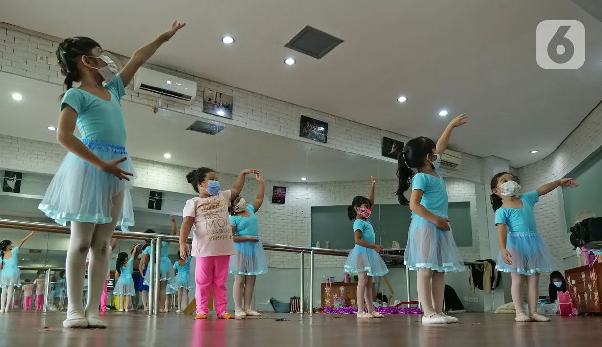 Sejumlah murid mengikuti gerakan balet di sanggar on point Ballet School, Jakarta, Jumat (11/06/2021). Sanggar balet tersebut sudah buka kembali normal, dengan kapasita 50 persen, untuk murid yang kurang sehat dan masih belom berani tatap muka, di bukakan online.(Liputan6.com/Herman Zakharia)