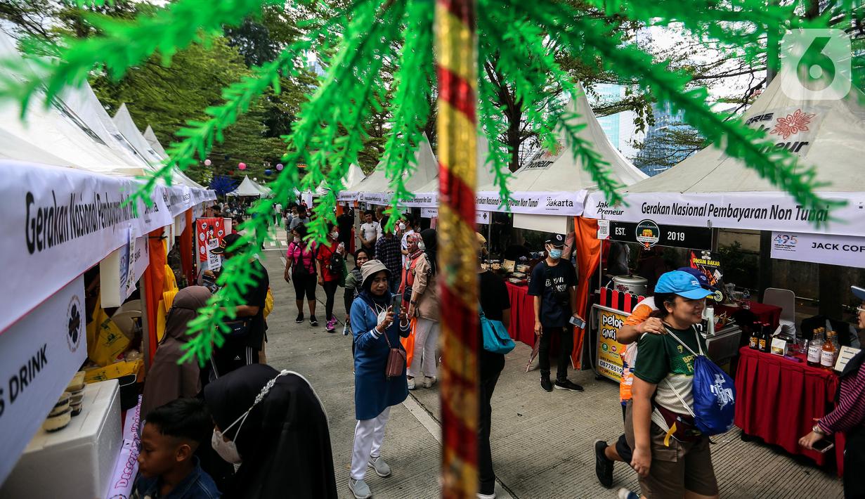 Warga memadati stan UMKM Bazaar Kuliner di kawasan Jakarta, Minggu (26/6/2022). Bazar ini diselenggarakan dalam rangkaian perayaaan HUT ke-495 DKI Jakarta. (Liputan6.com/Johan Tallo)