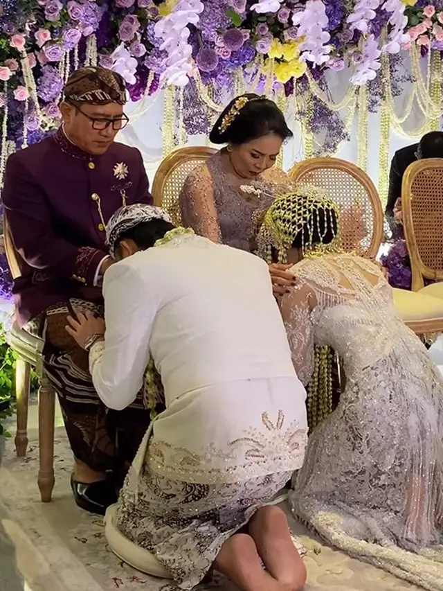 Prosesi adat pernikahan Rizky Febian dan Mahalini (Instagram/thebidestory)