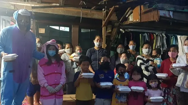 6 Potret Zack Lee dan Anaknya Bagi Makanan Gratis Pakai Kostum Lucu, Curi Perhatian