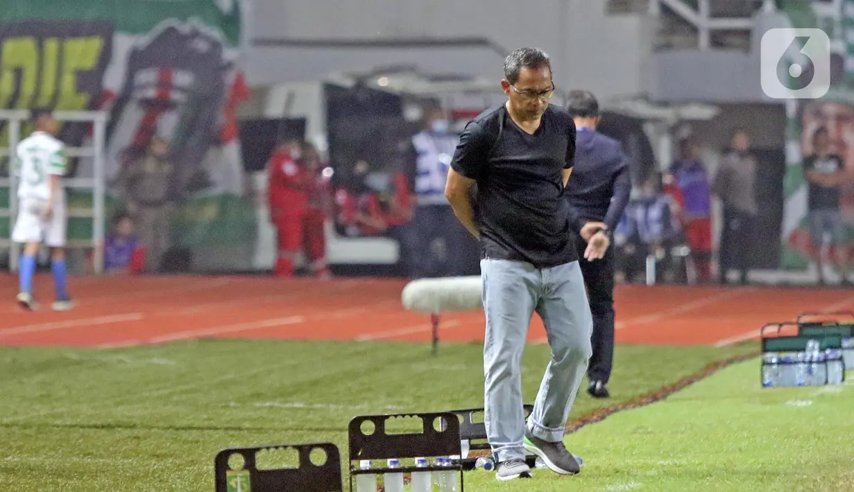 Pelatih Persebaya Surabaya, Aji Santoso tertunduk saat melawan Persikabo 1973 pada lanjutan pekan pertama BRI Liga 1 Indonesia 2022-2023 di Stadion Pakansari, Kabupaten Bogor, Senin (25/7/2022). Laga Persikabo 1973 melawan Persebaya Surabaya berlangsung sengit dan terlibat saling serang antar kedua tim. (Liputan6.com/Helmi Fithriansyah)